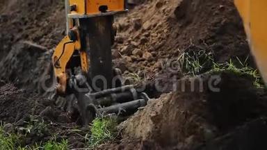 挖掘机挖沟槽铺设电缆.. 挖掘机挖沟敷设电缆.. 夏日阳光明媚。